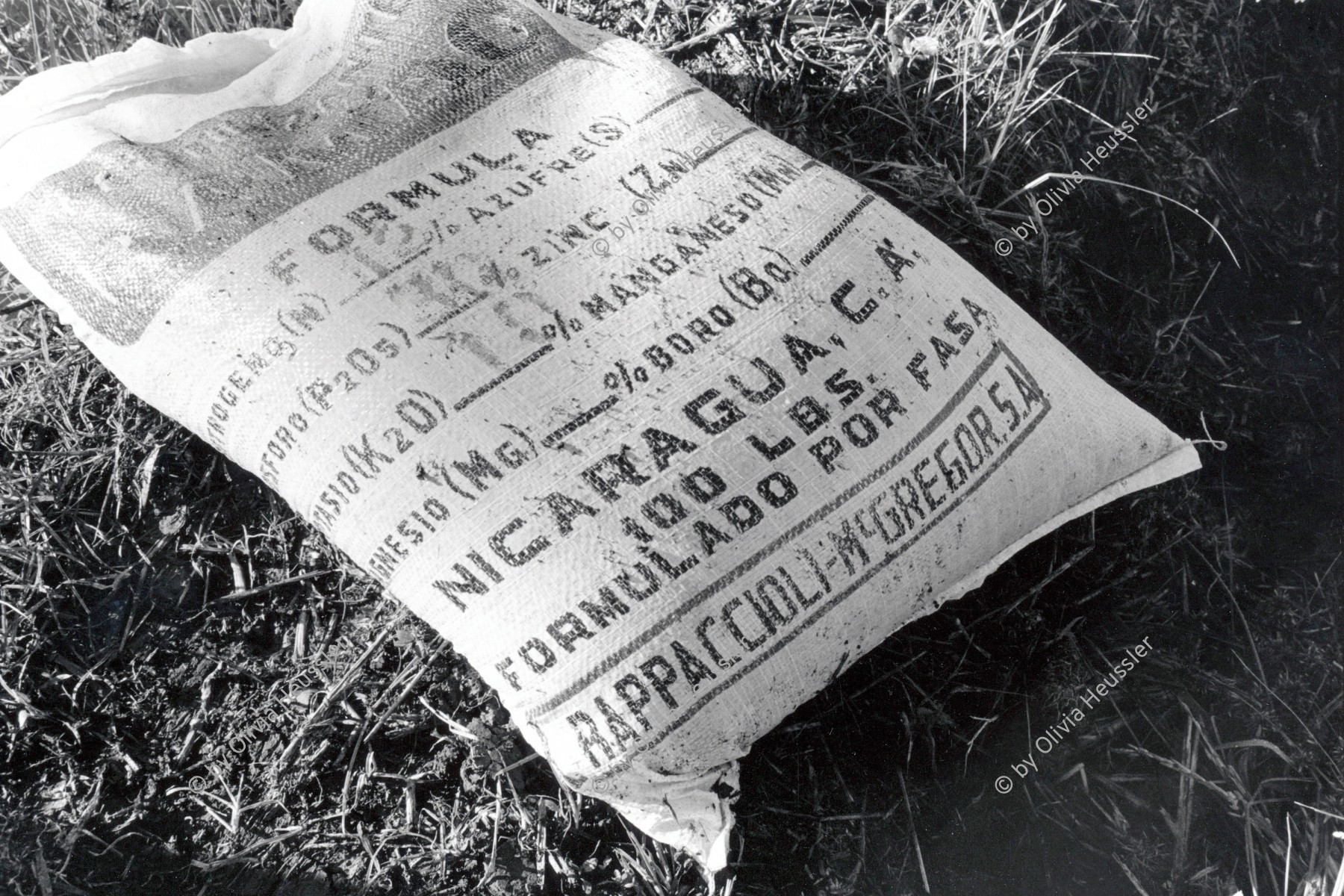 Image of sheet 19940630 photo 23: © 1994, Olivia Heussler / www.clic.li
Die Felder in Nicaragua werden mit solchen Pestiziden behandelt. Nicaragua 1994 
√ pesticidal insecticide malaria agriculture farming rice production Sebaco chemical pesticide