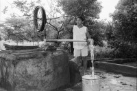 Image of sheet 19940650 photo 33: Bei Teofila Gomez Meza in Villanueva La Olota. Kooperative Juan 23. 9 Frauen. Teofila am Brunnen. Bomba de Mecate. COSUDE Projekt. Deza Wasser projekt. Wasser pumpen. Nicaragua 1994
