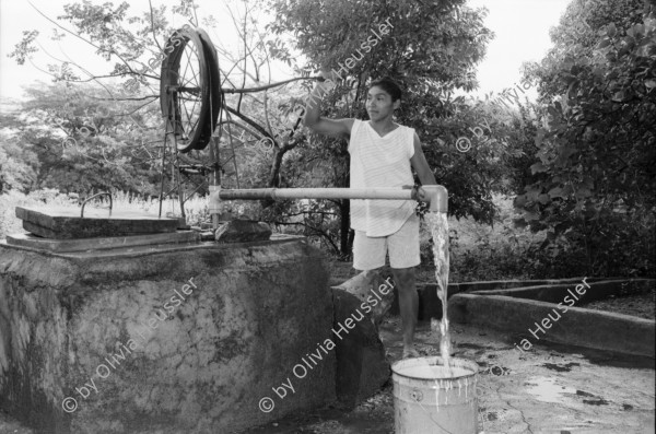 Image of sheet 19940650 photo 33: Bei Teofila Gomez Meza in Villanueva La Olota. Kooperative Juan 23. 9 Frauen. Teofila am Brunnen. Bomba de Mecate. COSUDE Projekt. Deza Wasser projekt. Wasser pumpen. Nicaragua 1994