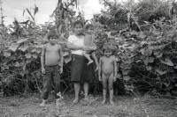 Image of sheet 19940700 photo 15: © 1994, Olivia Heussler / www.clic.li
Diese Frau besitzt einen kleinen Garten indem sie ihr ihr Gemüse selbst anbaut. Villanueva El Bonete. Nicaragua 1994 √ Woman an children Baby Child Portrait Gruppenbild Familie Mutter Kinder group picture deza