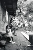 Image of sheet 19940700 photo 19: © 1994, Olivia Heussler / www.clic.li
Meyling und Adela Valdivia Salinas zu Haus. Esteli. Nicaragua 1994 √