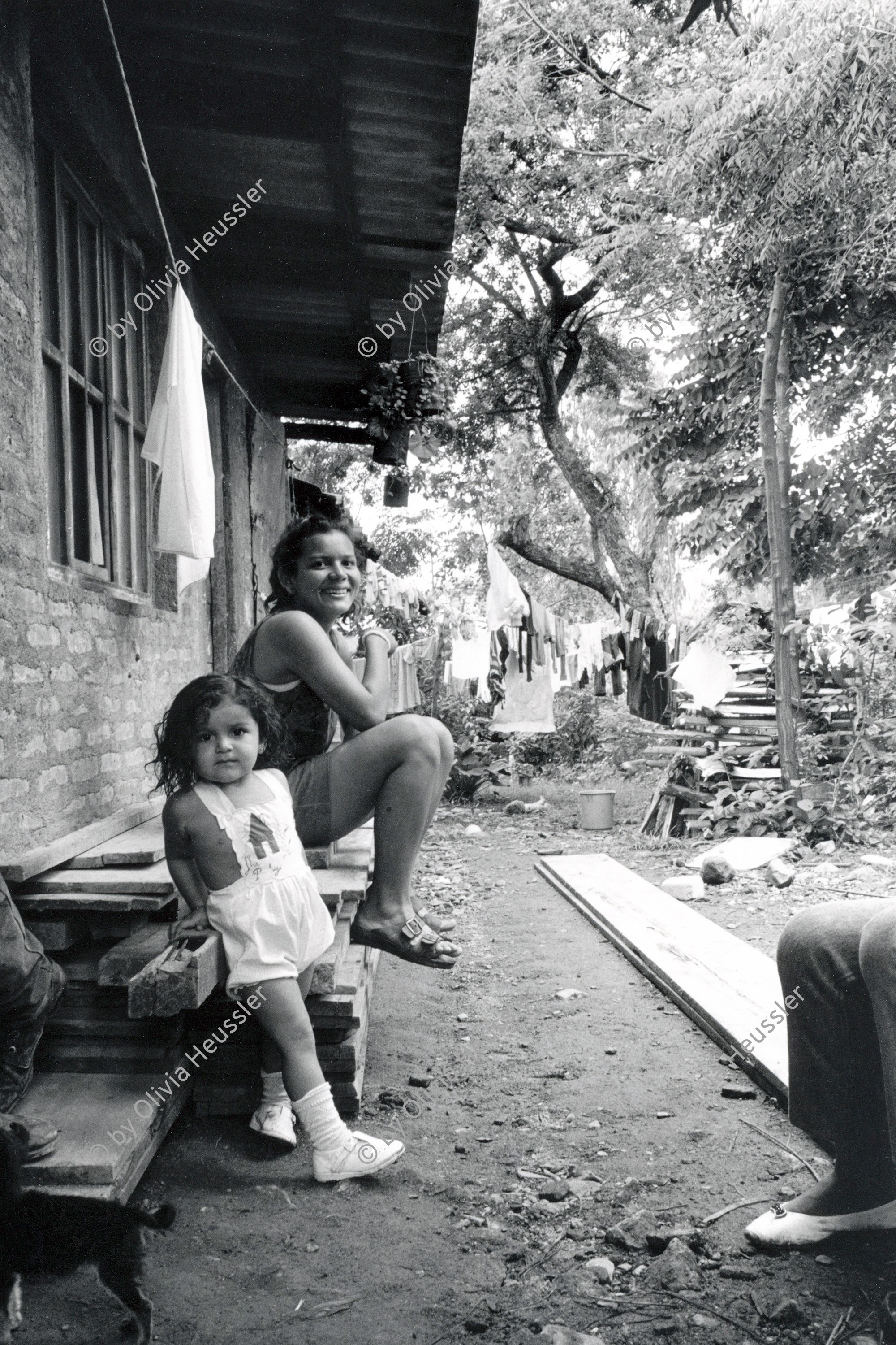 Image of sheet 19940700 photo 19: © 1994, Olivia Heussler / www.clic.li
Meyling und Adela Valdivia Salinas zu Haus. Esteli. Nicaragua 1994 √