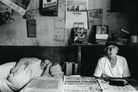 Image of sheet 19940700 photo 36: En el kiosco. Último día de trabajo de Carlos Fernando Chamorro, editor y jefe de redacción del diario sandinista Barricada. Estelí, 26 de octubre de 1994
On sale: the last issue of the Sandinista daily Barricada, published by Carlos Fernando Chamorro prior to his dismissal as editor-in-chief. Estelí, October 26, 1994

Im Kiosk. Es ist der letzte Tag für Carlos Fernando Chamorro als Herausgeber und Chefredakteur der sandinistischen Tageszeitung Barricada. Estelí, 26. Oktober 1994.

Out of: Der Traum von Solentiname / The dream of Solentiname / El sueño de Solentiname p.178
gerahmt framed passepartout 37 x 52 cm