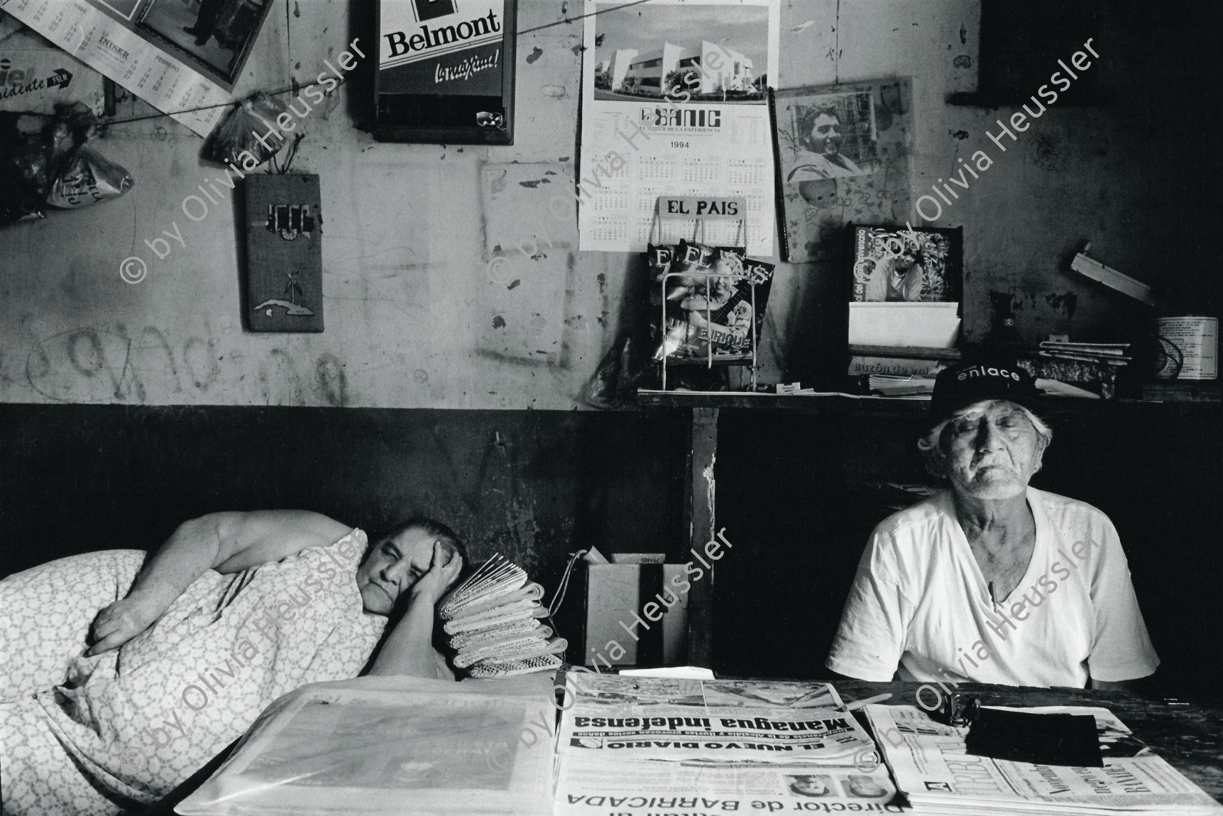 Image of sheet 19940700 photo 36: En el kiosco. Último día de trabajo de Carlos Fernando Chamorro, editor y jefe de redacción del diario sandinista Barricada. Estelí, 26 de octubre de 1994
On sale: the last issue of the Sandinista daily Barricada, published by Carlos Fernando Chamorro prior to his dismissal as editor-in-chief. Estelí, October 26, 1994

Im Kiosk. Es ist der letzte Tag für Carlos Fernando Chamorro als Herausgeber und Chefredakteur der sandinistischen Tageszeitung Barricada. Estelí, 26. Oktober 1994.

Out of: Der Traum von Solentiname / The dream of Solentiname / El sueño de Solentiname p.178
gerahmt framed passepartout 37 x 52 cm