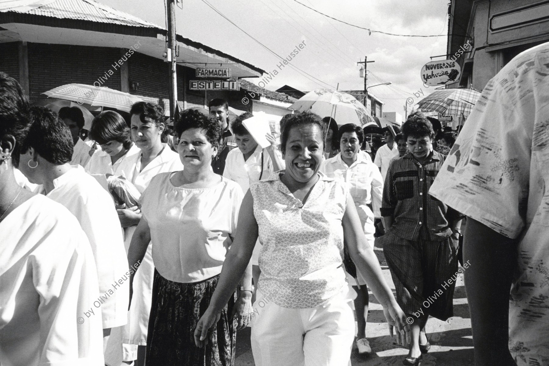 Image of sheet 19940710 photo 11: Monchita arbeitet als Hebamme und ist Gründerin des Hauses für natürliches Gebären.  ' Casa del parto natural ' während einem Protest gegen die staatliche Lohnpolitik im Gesundheitswesen. Esteli Nicaragua 1994 √ Midwife health women woman against politics of salary