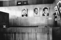 Image of sheet 19940710 photo 28: Sala de recepción del diario Barricada, con retratos de los héroes de guerra. Managua, 27 de octubre de 1994
Lobby of Barricada newspaper with portraits of heroes. Managua, October 27, 1994

Aus: «Der Traum von Solentiname» EPF, Zürich 
«El Sueño de Solentiname» IHNCA Managua p.179