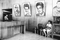 Image of sheet 19940710 photo 30: Sala de recepción del diario Barricada, con retratos de los héroes de guerra. Managua, 27 de octubre de 1994
Lobby of Barricada newspaper with portraits of heroes. Managua, October 27, 1994