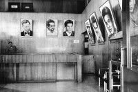 Image of sheet 19940710 photo 33: Sala de recepción del diario Barricada, con retratos de los héroes de guerra. Managua, 27 de octubre de 1994
Lobby of Barricada newspaper with portraits of heroes. Managua, October 27, 1994