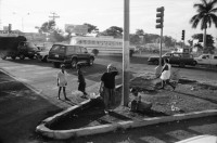 Image of sheet 19940720 photo 11: Strassenverkäufer Innen in Managua. Abfall wird abgebrannt. Neue Barrios. Holzhütten. Graffitti mit Eiscremeverkäufer. Kasettenverkäufer. Portrait Hebamme Dona Maria. Vor Mural. Kanalisationsarbeiter Inaa in Esteli 1994 Nicaragua
Ein Eisverkäufer vor einem Graffiti 
Glacé Verkäufer fliegender Händler Ice Cream vendor Eskimo Man street