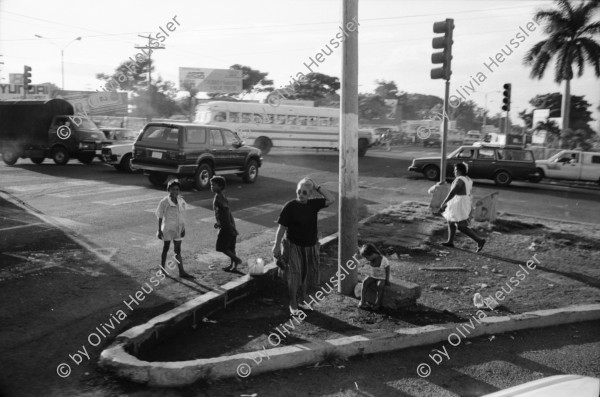 Image of sheet 19940720 photo 11: Strassenverkäufer Innen in Managua. Abfall wird abgebrannt. Neue Barrios. Holzhütten. Graffitti mit Eiscremeverkäufer. Kasettenverkäufer. Portrait Hebamme Dona Maria. Vor Mural. Kanalisationsarbeiter Inaa in Esteli 1994 Nicaragua
Ein Eisverkäufer vor einem Graffiti 
Glacé Verkäufer fliegender Händler Ice Cream vendor Eskimo Man street