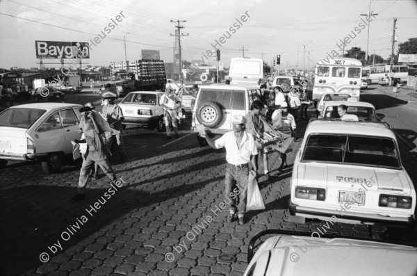 Image of sheet 19940720 photo 13: Strassenverkäufer Innen in Managua. Abfall wird abgebrannt. Neue Barrios. Holzhütten. Graffitti mit Eiscremeverkäufer. Kasettenverkäufer. Portrait Hebamme Dona Maria. Vor Mural. Kanalisationsarbeiter Inaa in Esteli 1994 Nicaragua
Ein Eisverkäufer vor einem Graffiti 
Glacé Verkäufer fliegender Händler Ice Cream vendor Eskimo Man street