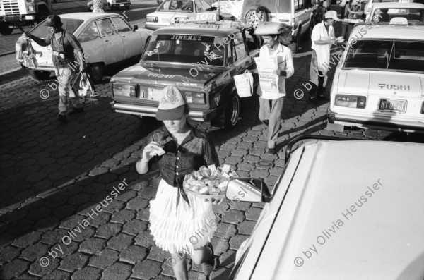 Image of sheet 19940720 photo 15: Strassenverkäufer Innen in Managua. 1994 Nicaragua
Ein Eisverkäufer vor einem Graffiti 
Glacé Verkäufer fliegender Händler Ice Cream vendor Eskimo Man street