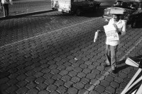 Image of sheet 19940720 photo 16: Strassenverkäufer Innen in Managua. Abfall wird abgebrannt. Neue Barrios. Holzhütten. Graffitti mit Eiscremeverkäufer. Kasettenverkäufer. Portrait Hebamme Dona Maria. Vor Mural. Kanalisationsarbeiter Inaa in Esteli 1994 Nicaragua
Ein Eisverkäufer vor einem Graffiti 
Glacé Verkäufer fliegender Händler Ice Cream vendor Eskimo Man street