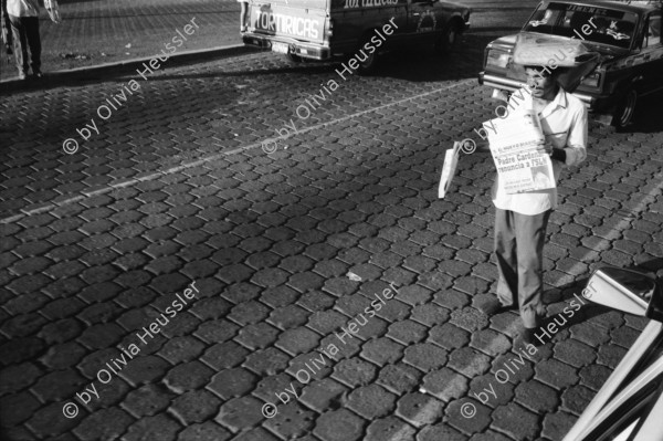 Image of sheet 19940720 photo 16: Strassenverkäufer Innen in Managua. Abfall wird abgebrannt. Neue Barrios. Holzhütten. Graffitti mit Eiscremeverkäufer. Kasettenverkäufer. Portrait Hebamme Dona Maria. Vor Mural. Kanalisationsarbeiter Inaa in Esteli 1994 Nicaragua
Ein Eisverkäufer vor einem Graffiti 
Glacé Verkäufer fliegender Händler Ice Cream vendor Eskimo Man street