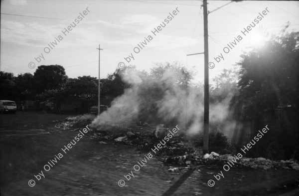 Image of sheet 19940720 photo 19: Strassenverkäufer Innen in Managua. Abfall wird abgebrannt. Neue Barrios. Holzhütten. Graffitti mit Eiscremeverkäufer. Kasettenverkäufer. Portrait Hebamme Dona Maria. Vor Mural. Kanalisationsarbeiter Inaa in Esteli 1994 Nicaragua
Ein Eisverkäufer vor einem Graffiti 
Glacé Verkäufer fliegender Händler Ice Cream vendor Eskimo Man street