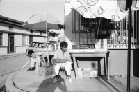 Image of sheet 19940720 photo 27: Strassenverkäufer Innen in Managua. Abfall wird abgebrannt. Neue Barrios. Holzhütten. Graffitti mit Eiscremeverkäufer. Kasettenverkäufer. Portrait Hebamme Dona Maria. Vor Mural. Kanalisationsarbeiter Inaa in Esteli 1994 Nicaragua
Ein Eisverkäufer vor einem Graffiti 
Glacé Verkäufer fliegender Händler Ice Cream vendor Eskimo Man street