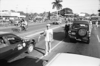 Image of sheet 19940720 photo 3: Strassenverkäufer Innen in Managua. Abfall wird abgebrannt. Neue Barrios. Holzhütten. Graffitti mit Eiscremeverkäufer. Kasettenverkäufer. Portrait Hebamme Dona Maria. Vor Mural. Kanalisationsarbeiter Inaa in Esteli 1994 Nicaragua
Ein Eisverkäufer vor einem Graffiti 
Glacé Verkäufer fliegender Händler Ice Cream vendor Eskimo Man street