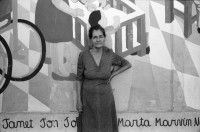 Image of sheet 19940720 photo 30: Strassenverkäufer Innen in Managua. Abfall wird abgebrannt. Neue Barrios. Holzhütten. Graffitti mit Eiscremeverkäufer. Kasettenverkäufer. Portrait Hebamme Dona Maria. Vor Mural. Kanalisationsarbeiter Inaa in Esteli 1994 Nicaragua
Ein Eisverkäufer vor einem Graffiti 
Glacé Verkäufer fliegender Händler Ice Cream vendor Eskimo Man street