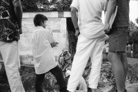 Image of sheet 19940720 photo 32: Strassenverkäufer Innen in Managua. Abfall wird abgebrannt. Neue Barrios. Holzhütten. Graffitti mit Eiscremeverkäufer. Kasettenverkäufer. Portrait Hebamme Dona Maria. Vor Mural. Kanalisationsarbeiter Inaa in Esteli 1994 Nicaragua
Ein Eisverkäufer vor einem Graffiti 
Glacé Verkäufer fliegender Händler Ice Cream vendor Eskimo Man street