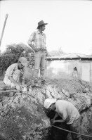 Image of sheet 19940720 photo 34: Strassenverkäufer Innen in Managua. Abfall wird abgebrannt. Neue Barrios. Holzhütten. Graffitti mit Eiscremeverkäufer. Kasettenverkäufer. Portrait Hebamme Dona Maria. Vor Mural. Kanalisationsarbeiter Inaa in Esteli 1994 Nicaragua
Ein Eisverkäufer vor einem Graffiti 
Glacé Verkäufer fliegender Händler Ice Cream vendor Eskimo Man street