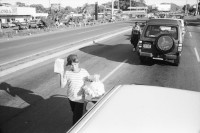 Image of sheet 19940720 photo 4: Strassenverkäufer Innen in Managua. Abfall wird abgebrannt. Neue Barrios. Holzhütten. Graffitti mit Eiscremeverkäufer. Kasettenverkäufer. Portrait Hebamme Dona Maria. Vor Mural. Kanalisationsarbeiter Inaa in Esteli 1994 Nicaragua
Ein Eisverkäufer vor einem Graffiti 
Glacé Verkäufer fliegender Händler Ice Cream vendor Eskimo Man street