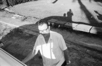 Image of sheet 19940720 photo 6: Strassenverkäufer Innen in Managua. Abfall wird abgebrannt. Neue Barrios. Holzhütten. Graffitti mit Eiscremeverkäufer. Kasettenverkäufer. Portrait Hebamme Dona Maria. Vor Mural. Kanalisationsarbeiter Inaa in Esteli 1994 Nicaragua
Ein Eisverkäufer vor einem Graffiti 
Glacé Verkäufer fliegender Händler Ice Cream vendor Eskimo Man street