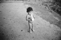Image of sheet 19940730 photo 21: © 1994, Olivia Heussler / www.clic.li
Ein kleiner nackter Junge steht mit seiner Milch Flasche auf der Strasse. In einem armen Stadtteil von Esteli. Nicaragua 1994 √ kid Baby nacked bottle milkbottle