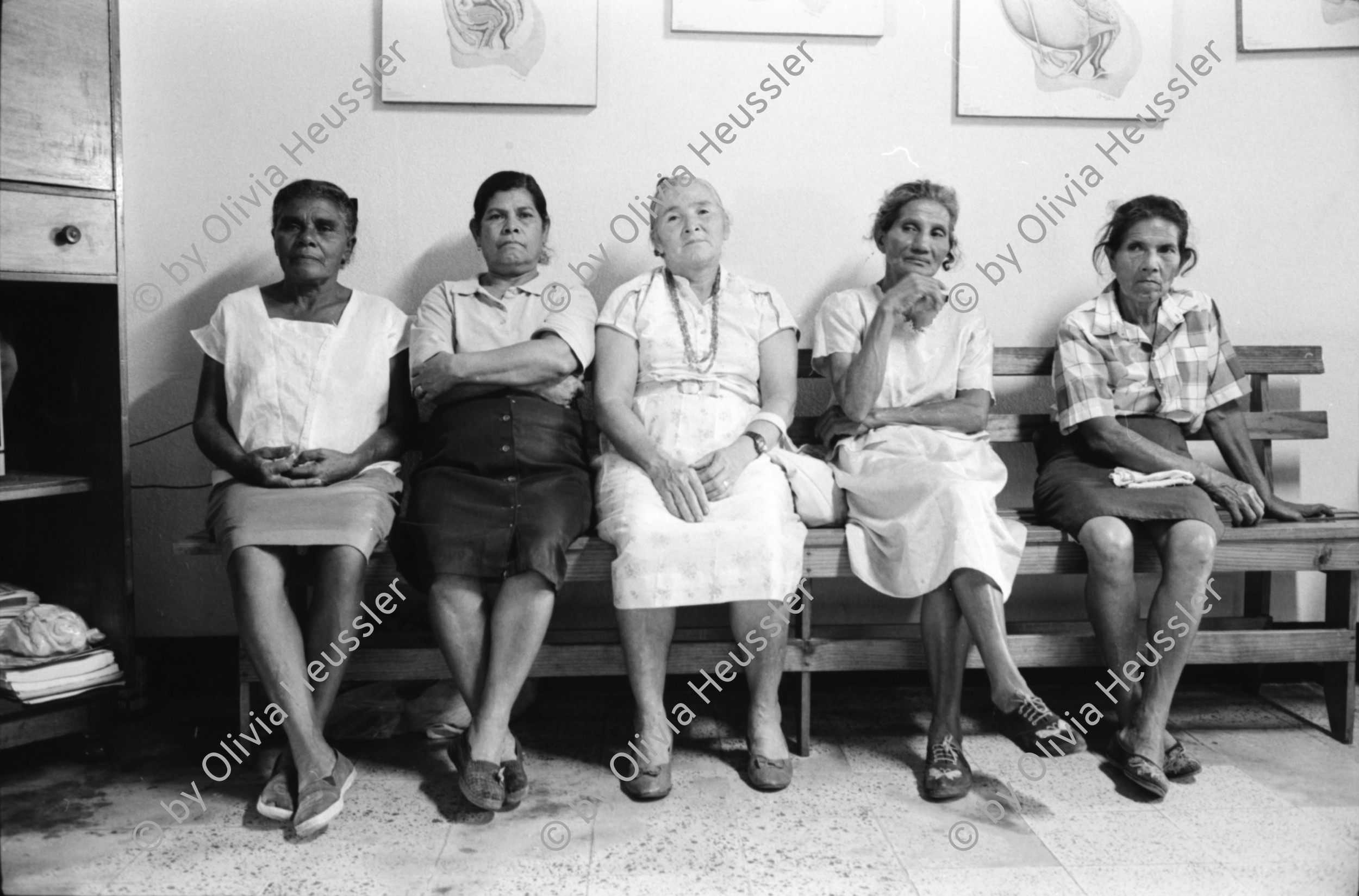 Image of sheet 19940730 photo 32: Neue Wasserversorgung in Esteli. Las Chirisas. Besuch bei Dona Maria der Hebamme mit Vicky Viktoria Victoria Salinas Valdivia und Meiling. Kleines Kind und Schoppen. Schwangere und Hebammen in der Casa del Parto Natural. Schwangere. Esteli Nicaragua 1994