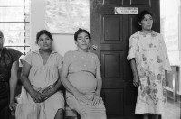 Image of sheet 19940730 photo 37: Neue Wasserversorgung in Esteli. Las Chirisas. Besuch bei Dona Maria der Hebamme mit Vicky Viktoria Victoria Salinas Valdivia und Meiling. Kleines Kind und Schoppen. Schwangere und Hebammen in der Casa del Parto Natural. Schwangere. Esteli Nicaragua 1994