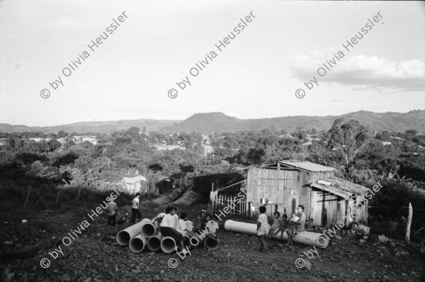 Image of sheet 19940730 photo 5: Neue Wasserversorgung in Esteli. Las Chirisas. Besuch bei Dona Maria der Hebamme mit Vicky Viktoria Victoria Salinas Valdivia und Meiling. Kleines Kind und Schoppen. Schwangere und Hebammen in der Casa del Parto Natural. Schwangere. Esteli Nicaragua 1994