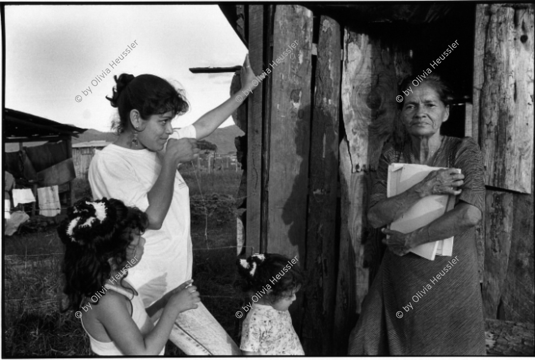 Image of sheet 19940730 photo 6: Vicky besucht mit ihren Töchtern Dona Maria. Maria ist Hebamme und wohnt in einem armen Stadtteil von Esteli. Nic. 11.94 1994 Nicaragua Frauen Mütter Meyling Yaosca
co deza mediathek