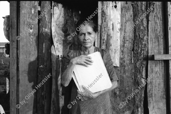 Image of sheet 19940730 photo 9: Neue Wasserversorgung in Esteli. Las Chirisas. Besuch bei Dona Maria der Hebamme mit Vicky Viktoria Victoria Salinas Valdivia und Meiling. Kleines Kind und Schoppen. Schwangere und Hebammen in der Casa del Parto Natural. Schwangere. Esteli Nicaragua 1994