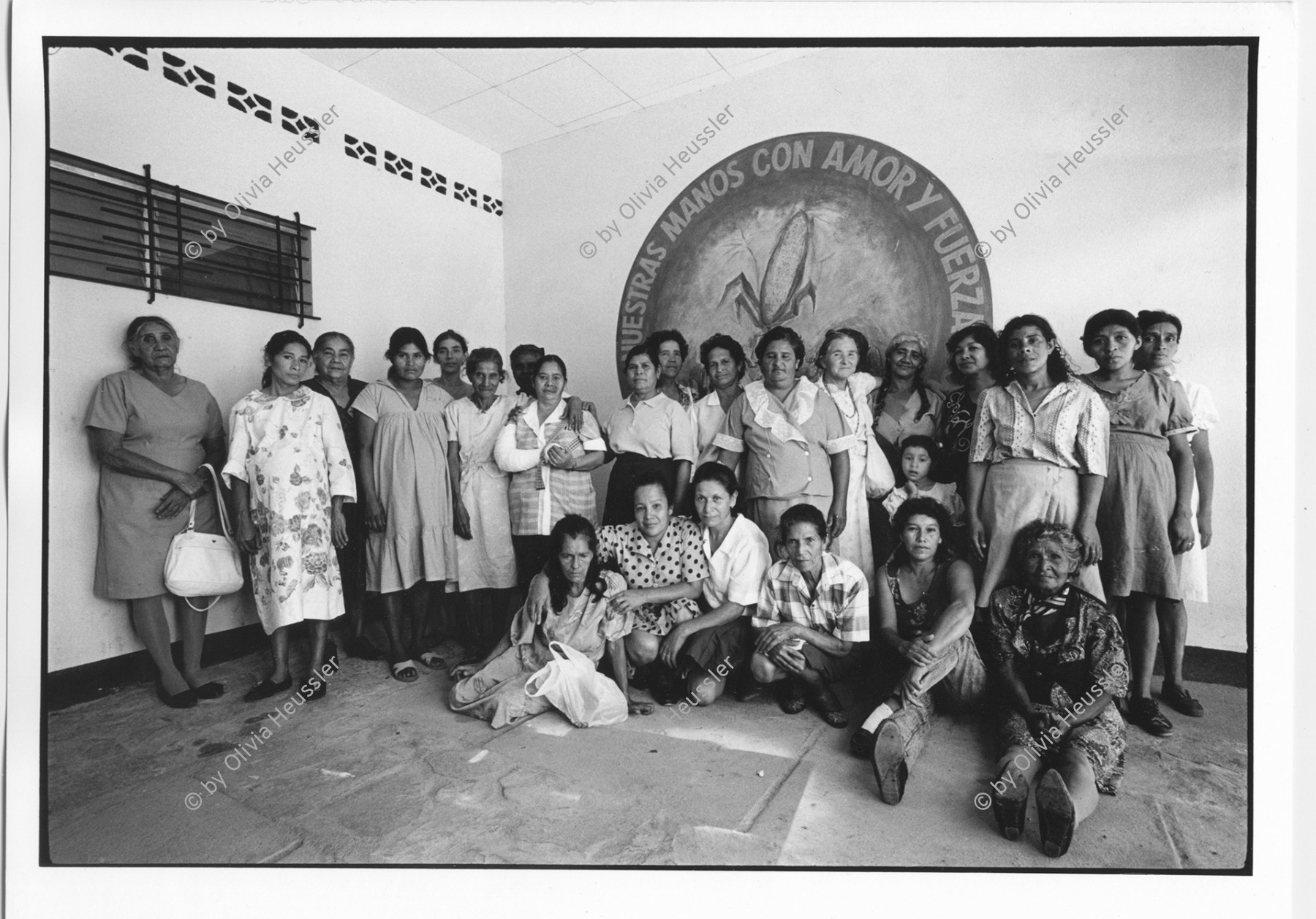 Image of sheet 19940740 photo 15: Jeden Samstag treffen sich die Hebammen im Haus für natürliches Gebären, in Esteli. Nicaragua 1994 Gruppenbild Frauen Mütter Schwangere Casa del parto natural 
Mama Licha mamas clinic deza