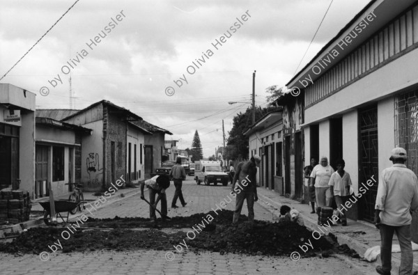 Image of sheet 19940760 photo 31: frtsg. Gespräch mit Drogenabhängigem Musiker (Accion ya) Geschlagene Schwangere mit Kleinkind auf Bett stationärim Zentrum.Con Sergio sera mejor. Wasserleitungs bau. Monchita nach einer Geburt im Spital Bolanos. 1994 Nicaragua