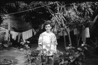 Image of sheet 19940770 photo 12: Diana ist im 8 Monat mit ihrem 2 Kind. Sie ist 18 jahre alt und wurde vom Vater ihrer Kinder geschlagen. Im Haus von Accion ya kann sie vorübergehend mit einer Alkoholabhängigen Frau das Zimmer teilen. Vicky mit Geburtstagskuchen auf Kopf. vor Kindergarten. Zwei Mädchen sitzen in einem Fahrradwagen Velo. in kleinen Harassen. 1994 Nicaragua Frauenhaus Esteli Nicaragua misshandlung baby Mutter Frau
