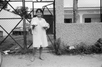 Image of sheet 19940770 photo 27: Diana ist im 8 Monat mit ihrem 2 Kind. Sie ist 18 jahre alt und wurde vom Vater ihrer Kinder geschlagen. Im Haus von Accion ya kann sie vorübergehend mit einer Alkoholabhängigen Frau das Zimmer teilen. Vicky mit Geburtstagskuchen auf Kopf. vor Kindergarten. Zwei Mädchen sitzen in einem Fahrradwagen Velo. in kleinen Harassen. 1994 Nicaragua Frauenhaus Esteli Nicaragua misshandlung baby Mutter Frau