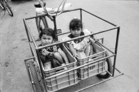 Image of sheet 19940770 photo 33: Diana ist im 8 Monat mit ihrem 2 Kind. Sie ist 18 jahre alt und wurde vom Vater ihrer Kinder geschlagen. Im Haus von Accion ya kann sie vorübergehend mit einer Alkoholabhängigen Frau das Zimmer teilen. Vicky mit Geburtstagskuchen auf Kopf. vor Kindergarten. Zwei Mädchen sitzen in einem Fahrradwagen Velo. in kleinen Harassen. 1994 Nicaragua Frauenhaus Esteli Nicaragua misshandlung baby Mutter Frau