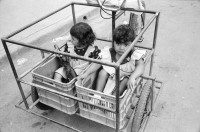 Image of sheet 19940770 photo 35: Diana ist im 8 Monat mit ihrem 2 Kind. Sie ist 18 jahre alt und wurde vom Vater ihrer Kinder geschlagen. Im Haus von Accion ya kann sie vorübergehend mit einer Alkoholabhängigen Frau das Zimmer teilen. Vicky mit Geburtstagskuchen auf Kopf. vor Kindergarten. Zwei Mädchen sitzen in einem Fahrradwagen Velo. in kleinen Harassen. 1994 Nicaragua Frauenhaus Esteli Nicaragua misshandlung baby Mutter Frau