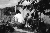 Image of sheet 19940780 photo 12: Heute besuchen die Verwandten die Gräber von Toten. Sie malen die Schriften und schmücken alles neu. Küchengeschirr wird zum Kauf aufgeboten. Maria Guadelupe Alvaro Olivas, 16. während den Wehen. Dammschnitt und Entbindung. durch Krankenschwester und Aerztin im Gebärsaal des Spitals. 1994 Nicaragua