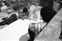Image of sheet 19940780 photo 15: Heute besuchen die Verwandten die Gräber von Toten. Sie malen die Schriften und schmücken alles neu. Küchengeschirr wird zum Kauf aufgeboten. Maria Guadelupe Alvaro Olivas, 16. während den Wehen. Dammschnitt und Entbindung. durch Krankenschwester und Aerztin im Gebärsaal des Spitals. 1994 Nicaragua