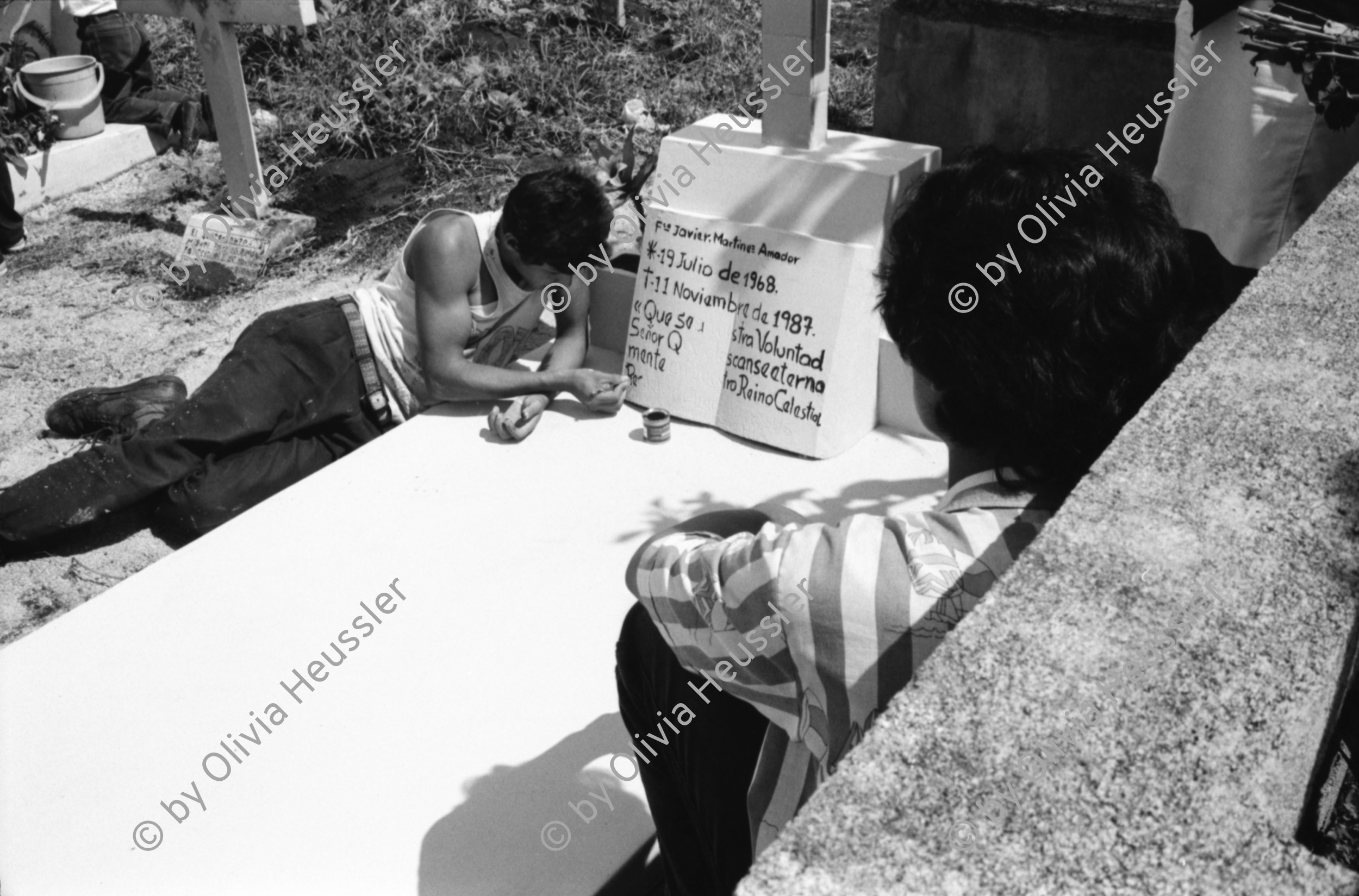 Image of sheet 19940780 photo 15: Heute besuchen die Verwandten die Gräber von Toten. Sie malen die Schriften und schmücken alles neu. Küchengeschirr wird zum Kauf aufgeboten. Maria Guadelupe Alvaro Olivas, 16. während den Wehen. Dammschnitt und Entbindung. durch Krankenschwester und Aerztin im Gebärsaal des Spitals. 1994 Nicaragua