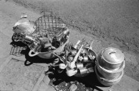 Image of sheet 19940780 photo 19: Heute besuchen die Verwandten die Gräber von Toten. Sie malen die Schriften und schmücken alles neu. Küchengeschirr wird zum Kauf aufgeboten. Maria Guadelupe Alvaro Olivas, 16. während den Wehen. Dammschnitt und Entbindung. durch Krankenschwester und Aerztin im Gebärsaal des Spitals. 1994 Nicaragua