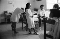 Image of sheet 19940780 photo 20: Heute besuchen die Verwandten die Gräber von Toten. Sie malen die Schriften und schmücken alles neu. Küchengeschirr wird zum Kauf aufgeboten. Maria Guadelupe Alvaro Olivas, 16. während den Wehen. Dammschnitt und Entbindung. durch Krankenschwester und Aerztin im Gebärsaal des Spitals. 1994 Nicaragua