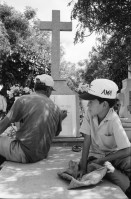 Image of sheet 19940780 photo 4: Heute besuchen die Verwandten die Gräber von Toten. Sie malen die Schriften und schmücken alles neu. Küchengeschirr wird zum Kauf aufgeboten. Maria Guadelupe Alvaro Olivas, 16. während den Wehen. Dammschnitt und Entbindung. durch Krankenschwester und Aerztin im Gebärsaal des Spitals. 1994 Nicaragua