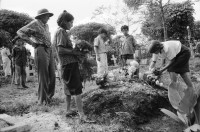 Image of sheet 19940780 photo 8: Heute besuchen die Verwandten die Gräber von Toten. Sie malen die Schriften und schmücken alles neu. Küchengeschirr wird zum Kauf aufgeboten. Maria Guadelupe Alvaro Olivas, 16. während den Wehen. Dammschnitt und Entbindung. durch Krankenschwester und Aerztin im Gebärsaal des Spitals. 1994 Nicaragua