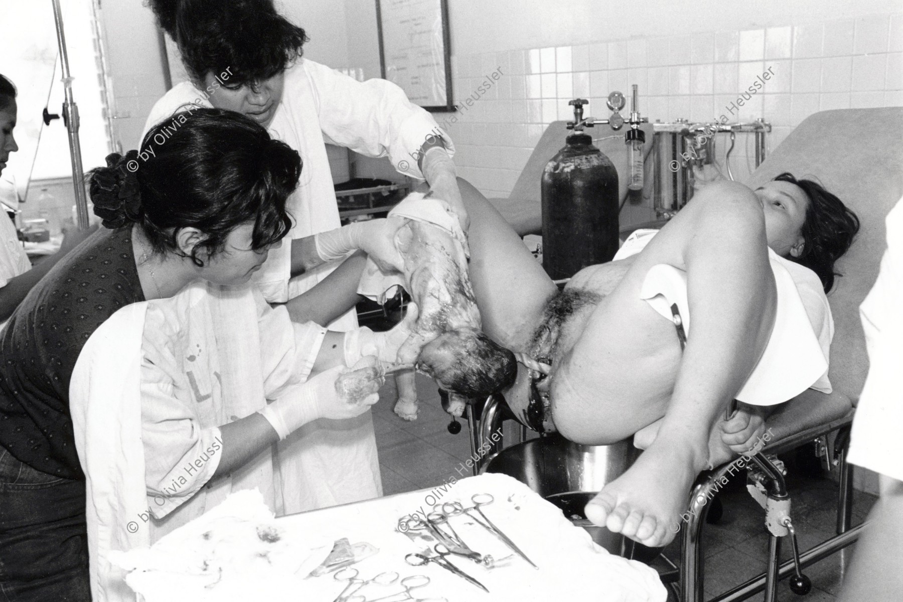 Image of sheet 19940790 photo 19: © 1994, Olivia Heussler / www.clic.li
Während einer Entbindung durch die Ärztin im Gebärsaal des Spital A.D.Bolanos in Esteli, Nicaragua 1994 √

birth baby mother hospital delivery child newborn