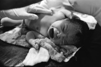 Image of sheet 19940800 photo 7: frtsg. Geburt im Spital Gebärsaal Frauen Mütter Mutter gesundheit baby Kind. 1994 Nicaragua