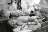 Image of sheet 19940810 photo 29: frtsg. Geburt im Gebärsaal Spital. Esteli, Nicaragua. 1994 √ birth newborn babay hospital boy child