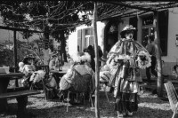 Image of sheet 19950010 photo 20: Es wird gratis Cazzöla abgegeben, eine typische Tessiner Mahlzeit mit Fleisch. Carla Zanoli und hansruedi Flückiger Tessin Ticino 1995
