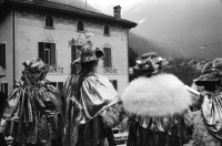 Image of sheet 19950020 photo 18: frtsg. 950010 Carnevale in Gordevio vor dem Unione. mit Carla Zanoli. und Hansruedi.